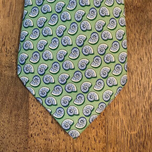 Vineyard Vines Men’s 100% Silk Hand Made Spiral Shell Necktie Green Made In USA - Picture 5 of 5